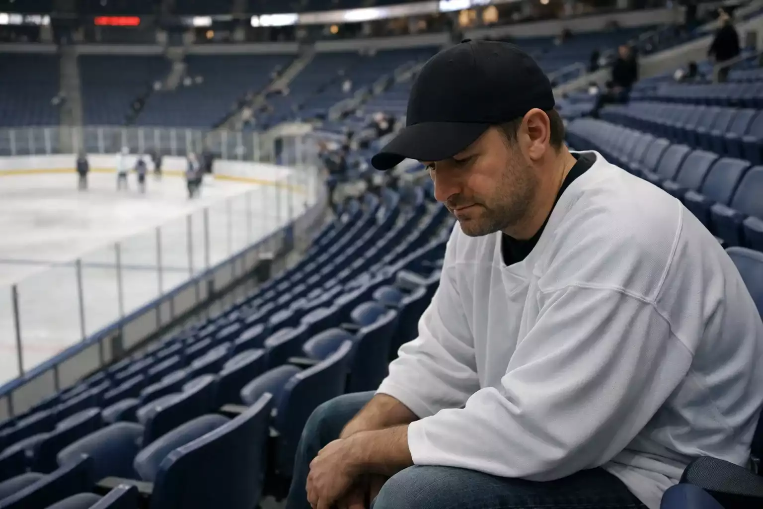 Supporter déçu lors d'un match de hockey dans les tribunes