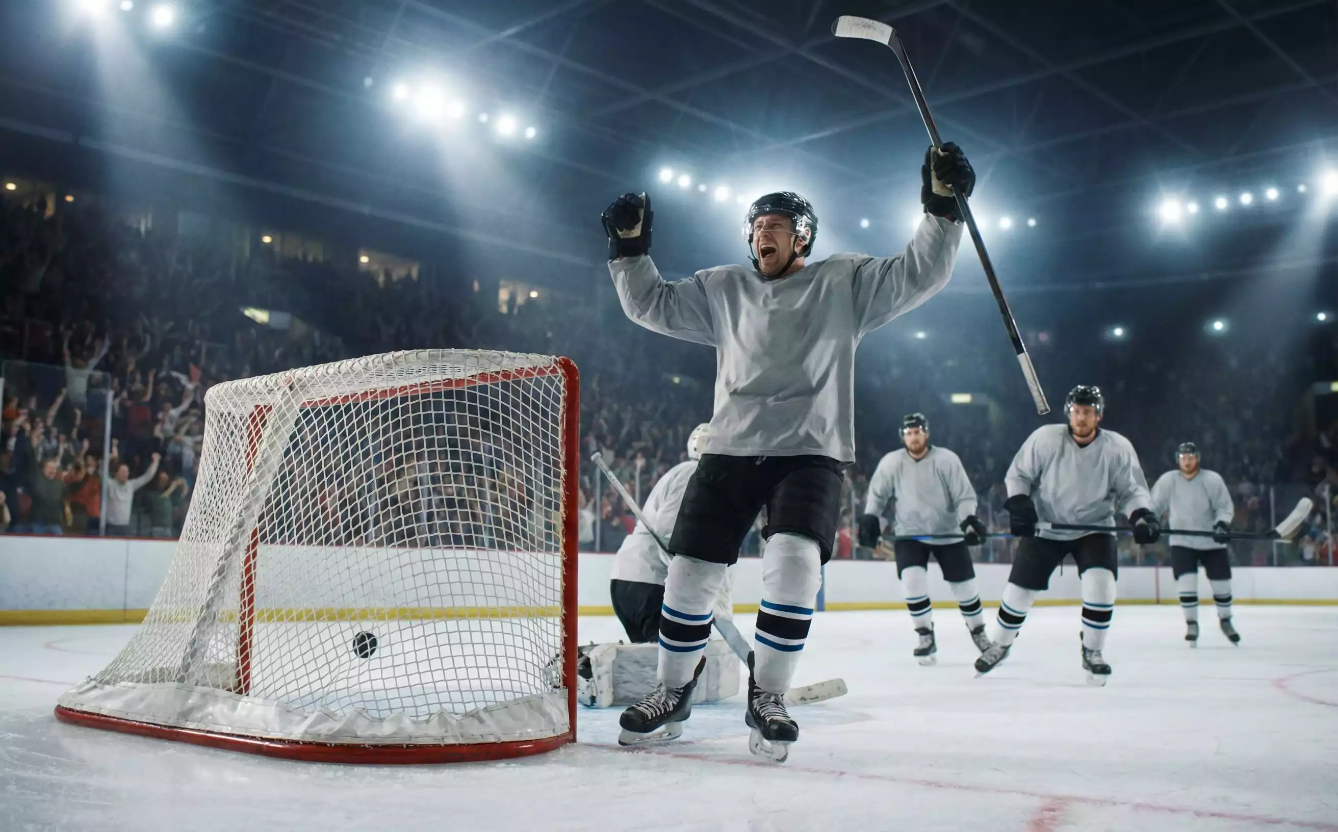 Joueur de hockey célébrant un but sur la patinoire