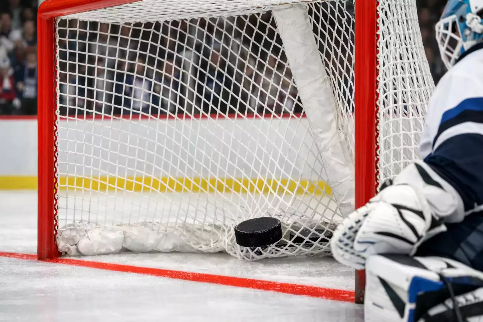 Rondelle de hockey entrant dans le filet lors d'un but